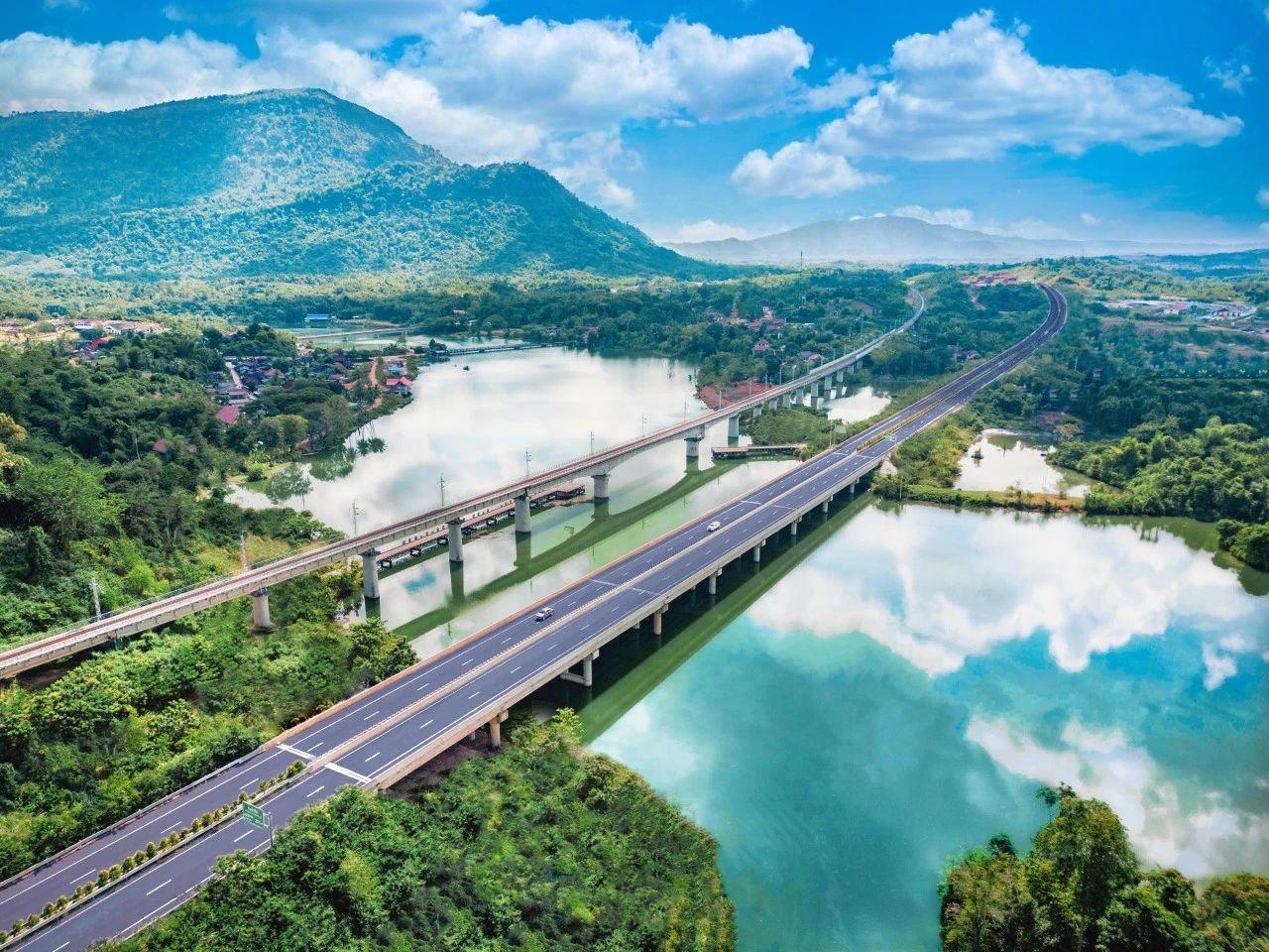 这条中老高速让山水相连、友谊相通