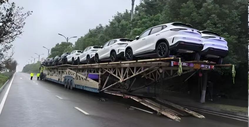 超长轿运车再现江湖 大怪二怪究竟有多危险？