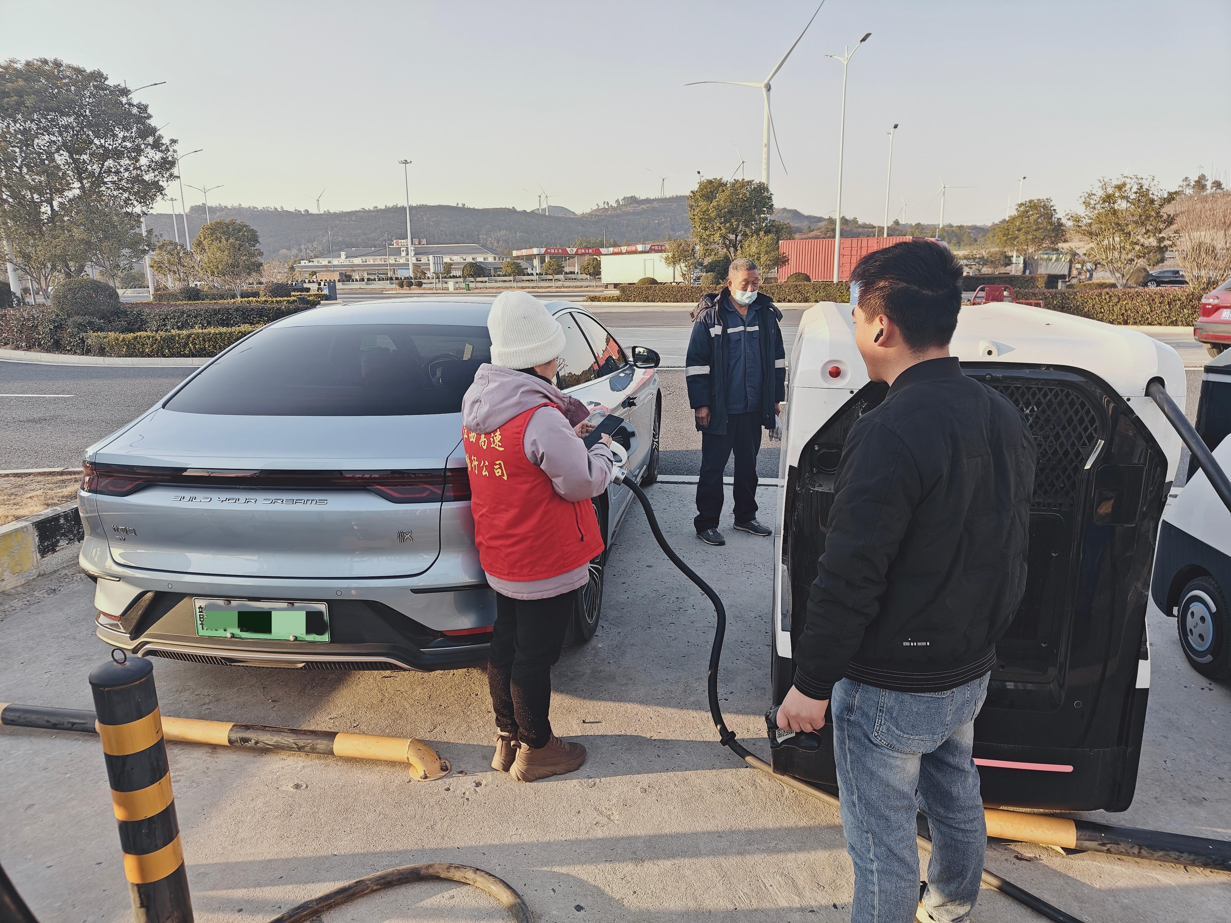 江西交投畅行公司：高速服务区移动充电机器人上线，护航春运绿色出行路