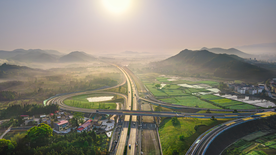 高铁加速、高速加密！江西人回家过年的路更宽更近