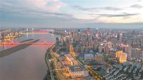 江西日报头版头条报道南昌丨十桥飞虹江湖新