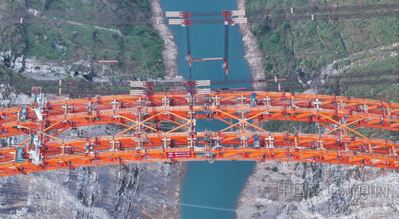 安盘高速古牛河特大桥顺利合龙